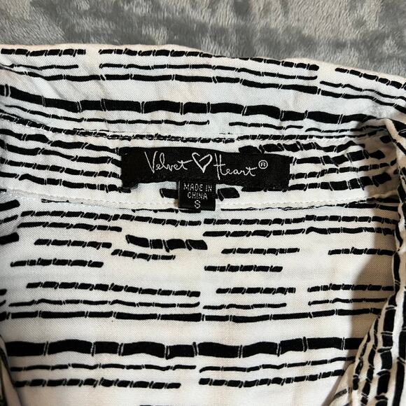 Velvet Heart Black and White Button Down Shirt - Picture 4 of 11